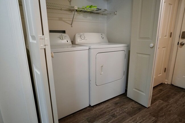 Building Photo - 2 Bed 2 Bath in Desirable Green Hills!