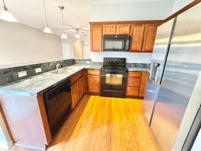 Building Photo - Townhome located in Live Oak!!