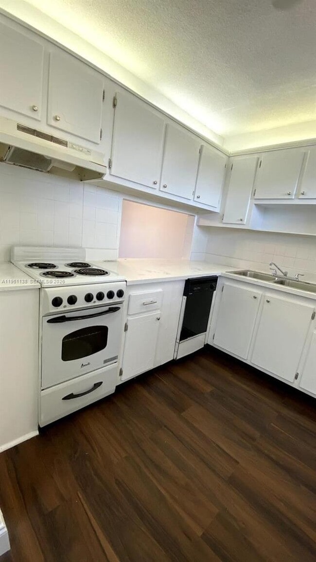 Building Photo - 2640 Garden Dr S