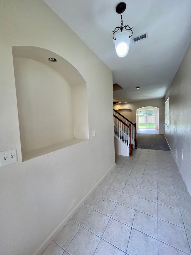 Building Photo - 3 Bedroom, 2.5 Bathroom 2-Story Townhouse ...