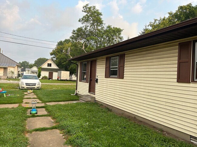 Building Photo - 117 Murdock St