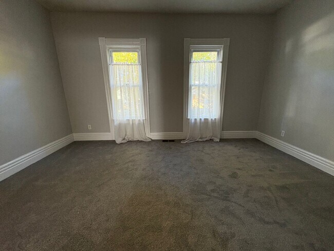 Building Photo - STUNNING Two Bedroom Single Family Home!