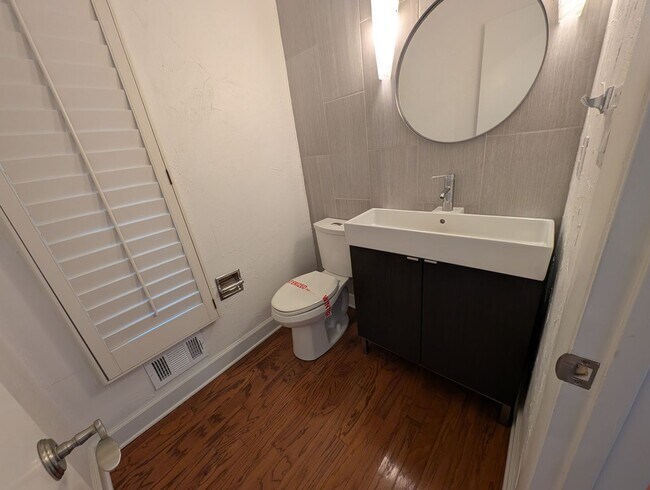 Building Photo - Charming 4 bedroom, 2.5 bath home located in the Raintree Community!