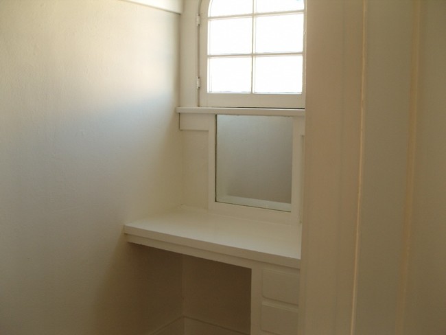 walk in closet/vanity - 5332 Monroe St