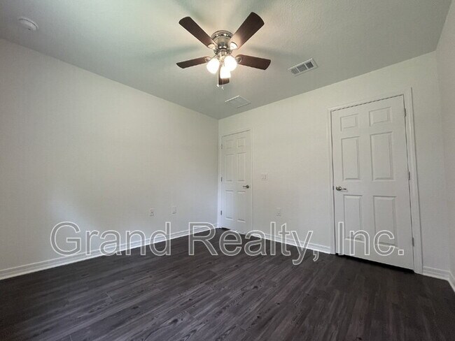 Building Photo - 6217 Fox Run St