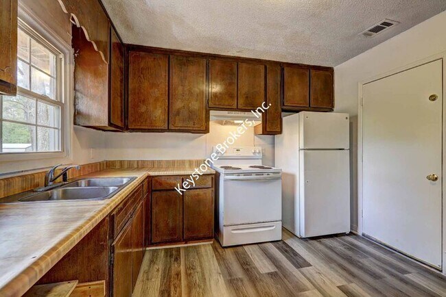 Building Photo - 5587 General Harris Dr