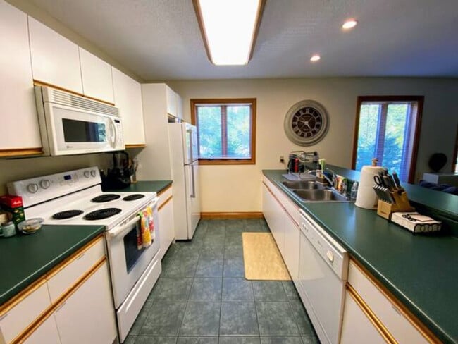 Building Photo - 140 Paquette Cir