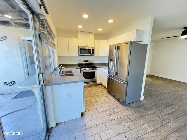 Building Photo - 1021 W Mission Ln