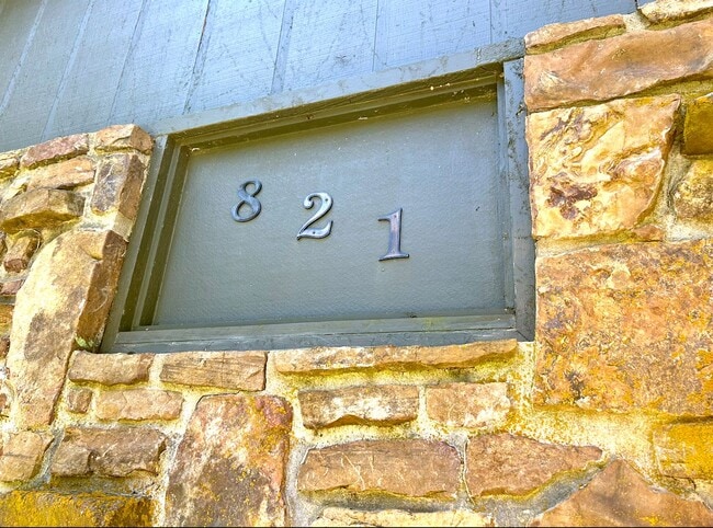 Building Photo - 821 E Lakeside Dr