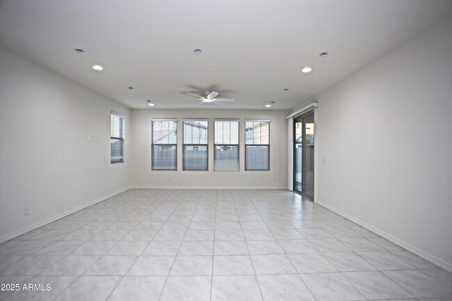 Building Photo - 976 W Finch Dr