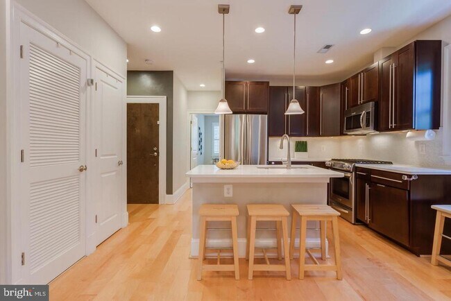 Building Photo - 3937 Davis Pl NW