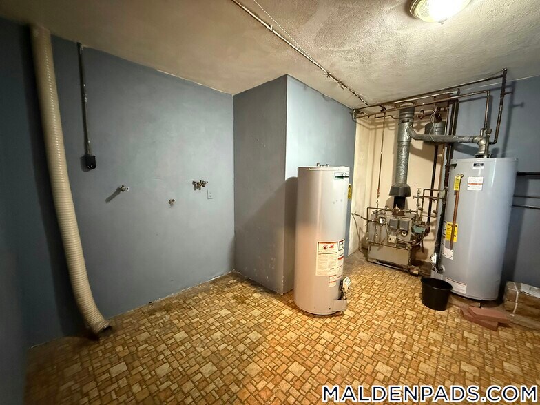 Building Photo - 37 Forest St