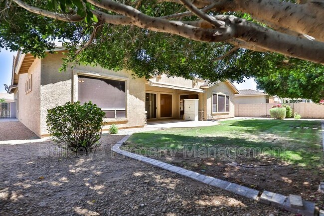 Building Photo - 1550 N Robin Ln