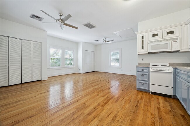 Building Photo - 907 W Melwood St
