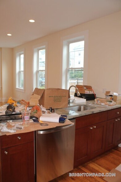 Building Photo - 6 Larose Pl