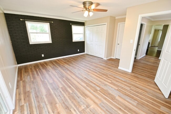 Building Photo - 4 bedroom 2 bath home close to UP Mall
