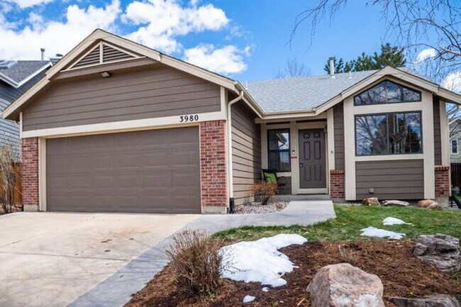 Building Photo - Online for roommate application ONLY
