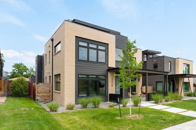 Building Photo - Luxury 5BD, 6BA Home 1 Block From Sloan's Lake