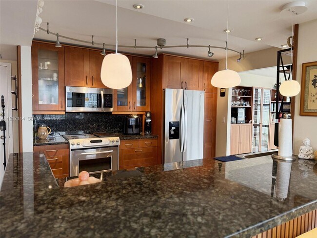 Building Photo - 800 Parkview Dr