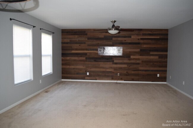 Building Photo - 8549 Hawthorn Hill