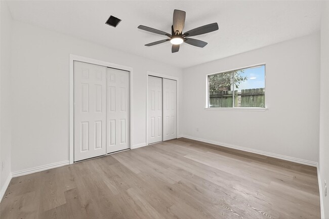 Building Photo - 16235 La Terra Dr