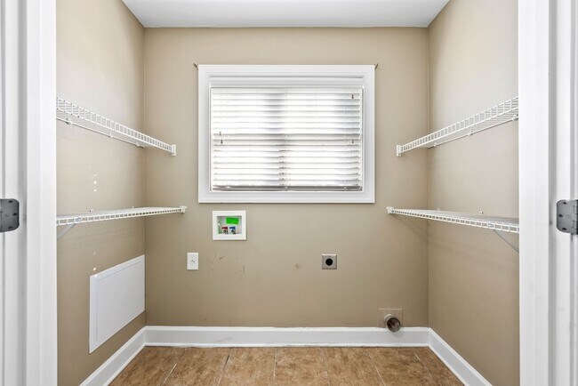 Building Photo - Pet Friendly Three Bedroom with Bonus!