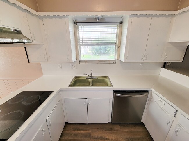 Building Photo - 2114 Yorktown Ct N