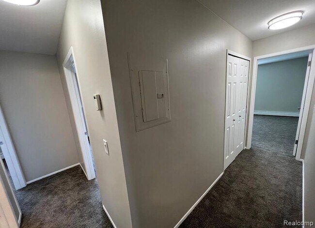 Building Photo - 2445 Torquay Ave