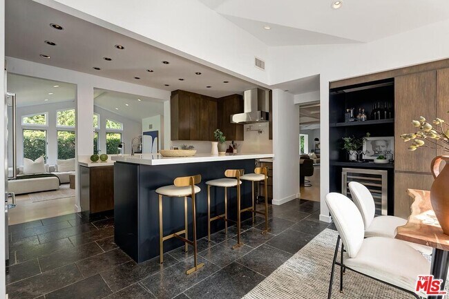 Building Photo - 1847 N Beverly Dr