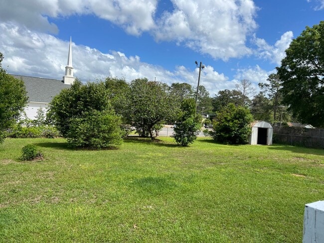 Building Photo - 102 Victoria Dr