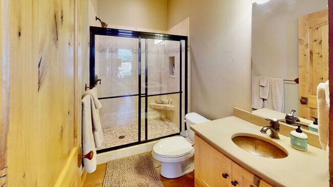 Building Photo - Luxurious and comfortable living experience