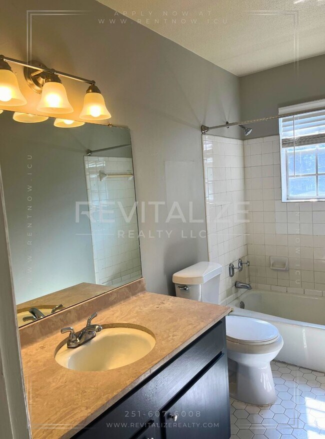 Building Photo - Charming 2/1 Apartment in Midtown!