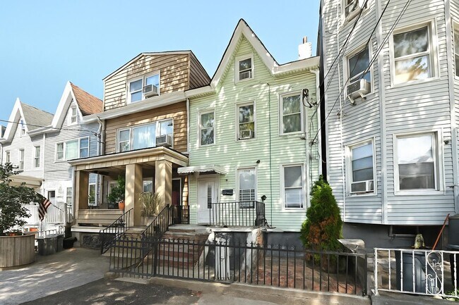 Building Photo - 44 Court House Pl