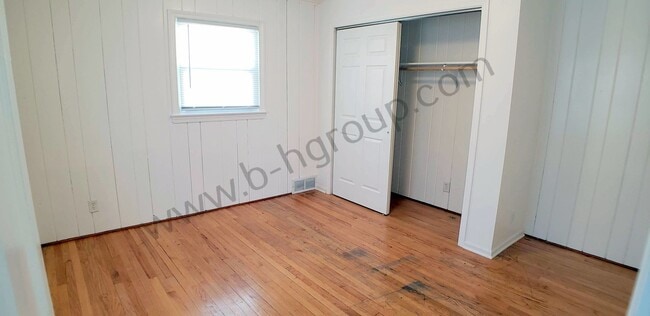 Building Photo - New Listing!