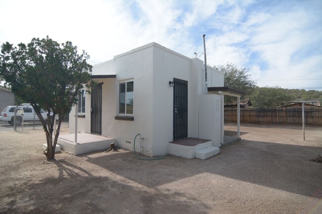 Building Photo - Remodeled 1 Bedroom 1 Bath Home! Great Wes...