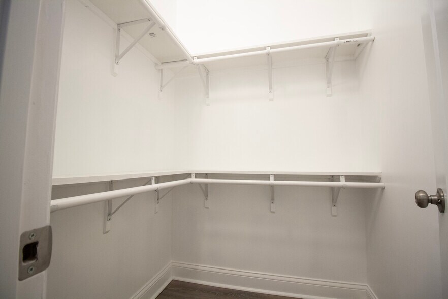 Building Photo - 2905 N Mildred Ave