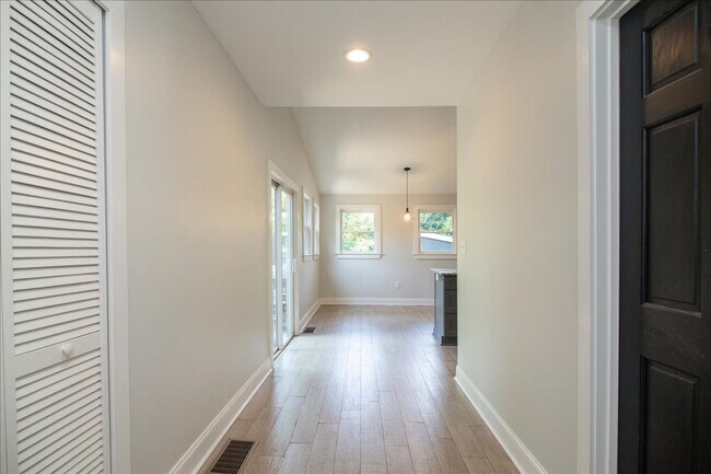 Building Photo - Beautiful 3/2.5 w/ Office Minutes From Airport and Woodward Academy!