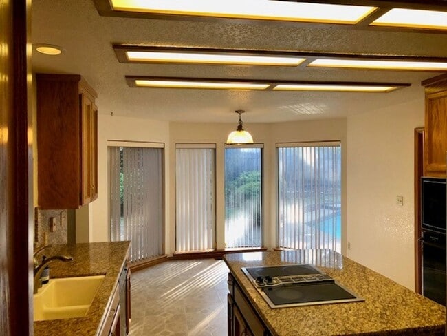 Building Photo - Spacious 4 bedroom 3 bath home in Folsom