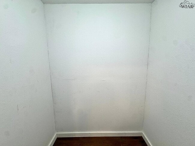 Building Photo - 704 Reagan St