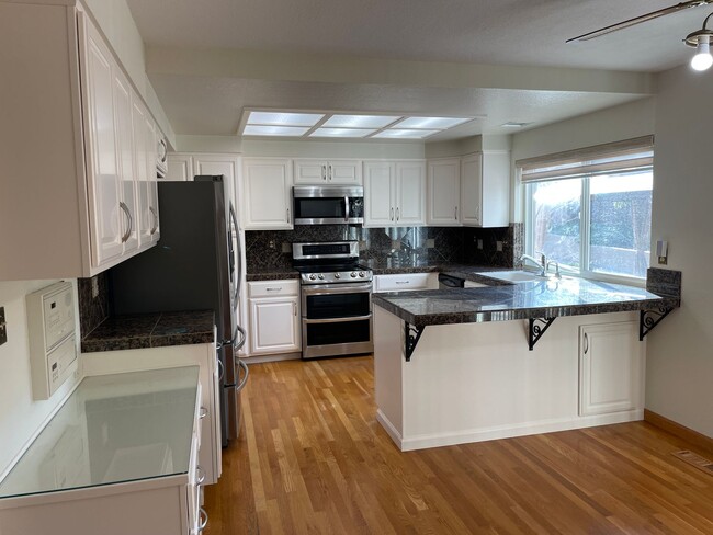 Building Photo - Large Foothills Home