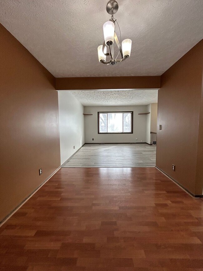 Building Photo - Spacious 3-Bedroom, 1-Bath Home with Garage & Basement in La Vista