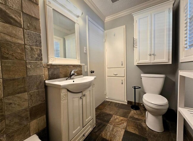 Building Photo - 2527 Willowby Dr