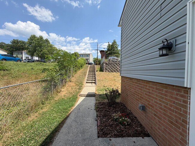 Building Photo - 813 Ridge St