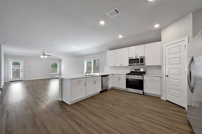 Building Photo - 8007 Camphor Ct