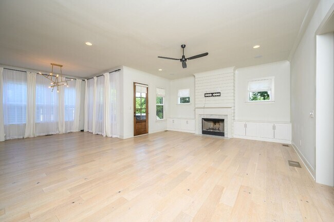 Building Photo - **LIKE-NEW, HIGH-END EXECUTIVE HOME WITH I...
