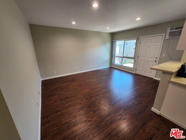 Building Photo - 7925 Vineland Ave