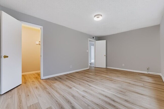 Building Photo - 1637 Line Cir