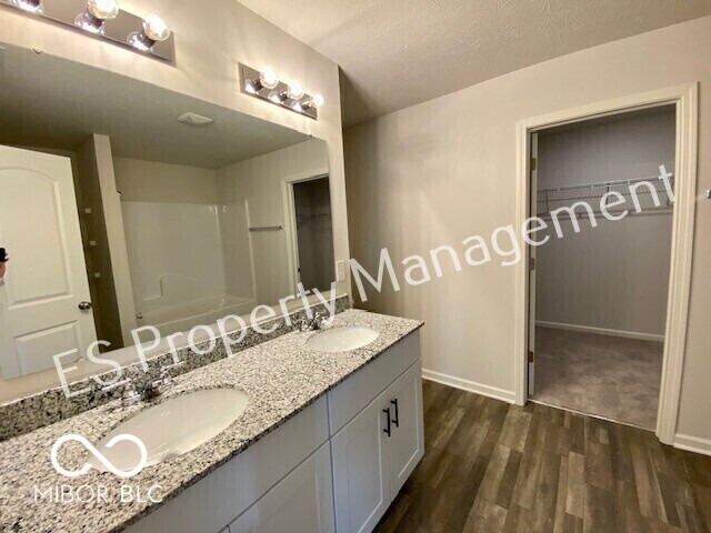 Building Photo - 2913 W Kings Cyn Dr