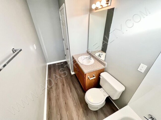 Building Photo - Beautiful and Spacious Olathe West Townhome-Available NOW!!