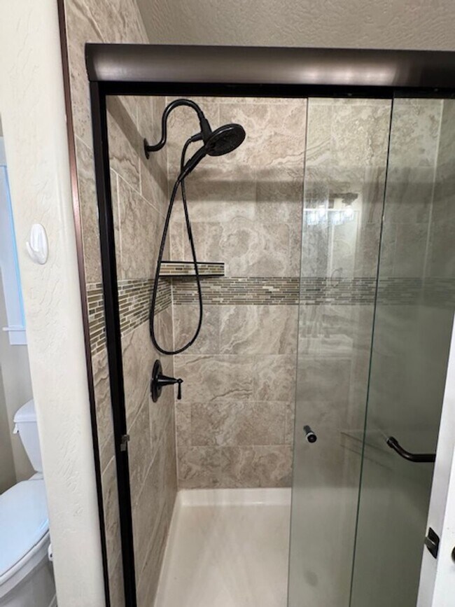 Building Photo - 3 BEDROOM/ 2 BATH HOME WITH OPEN LAYOUT AND SCENIC SETTING